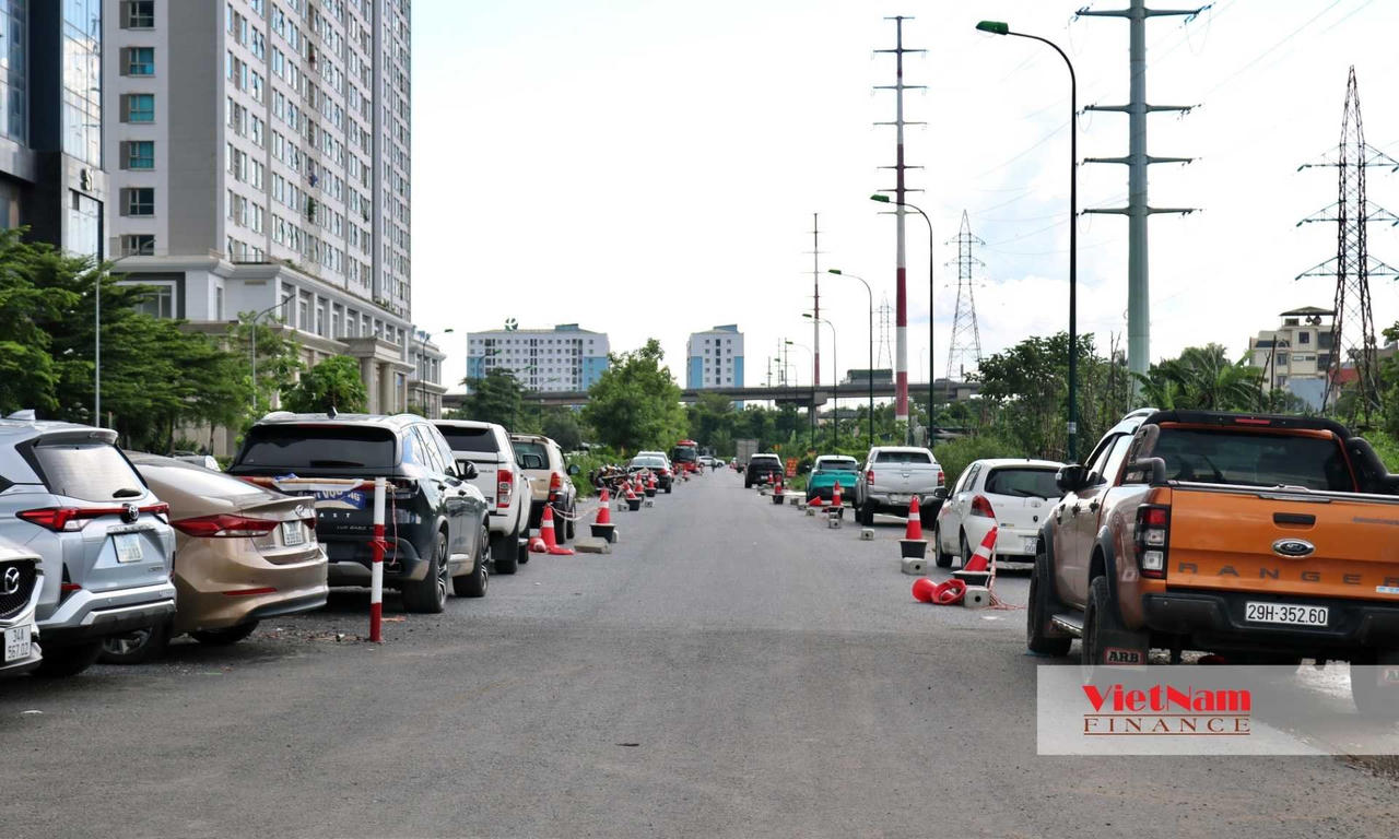 Đoạn đường từ khu nhà trong diện bị giải phóng về hướng cầu Thăng Long được trưng dụng để làm bãi đỗ xe.