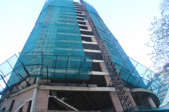 Dự án nhà cao tầng trên đường Thanh Niên cùng chung số phận, khâu hoàn thiện vẫn bỏ ngỏ.