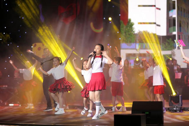 Ấn tượng với dàn sao “khủng” trong đêm nhạc tri ân của Tập đoàn Sunshine