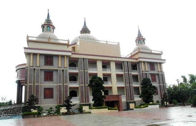 Chiếm ngưỡng dinh thự có '1-0-2' của đại gia Trầm Bê: Tựa lâu đài giữa vùng đất Nam Bộ, khuôn viên phục vụ cho thú vui xa xỉ