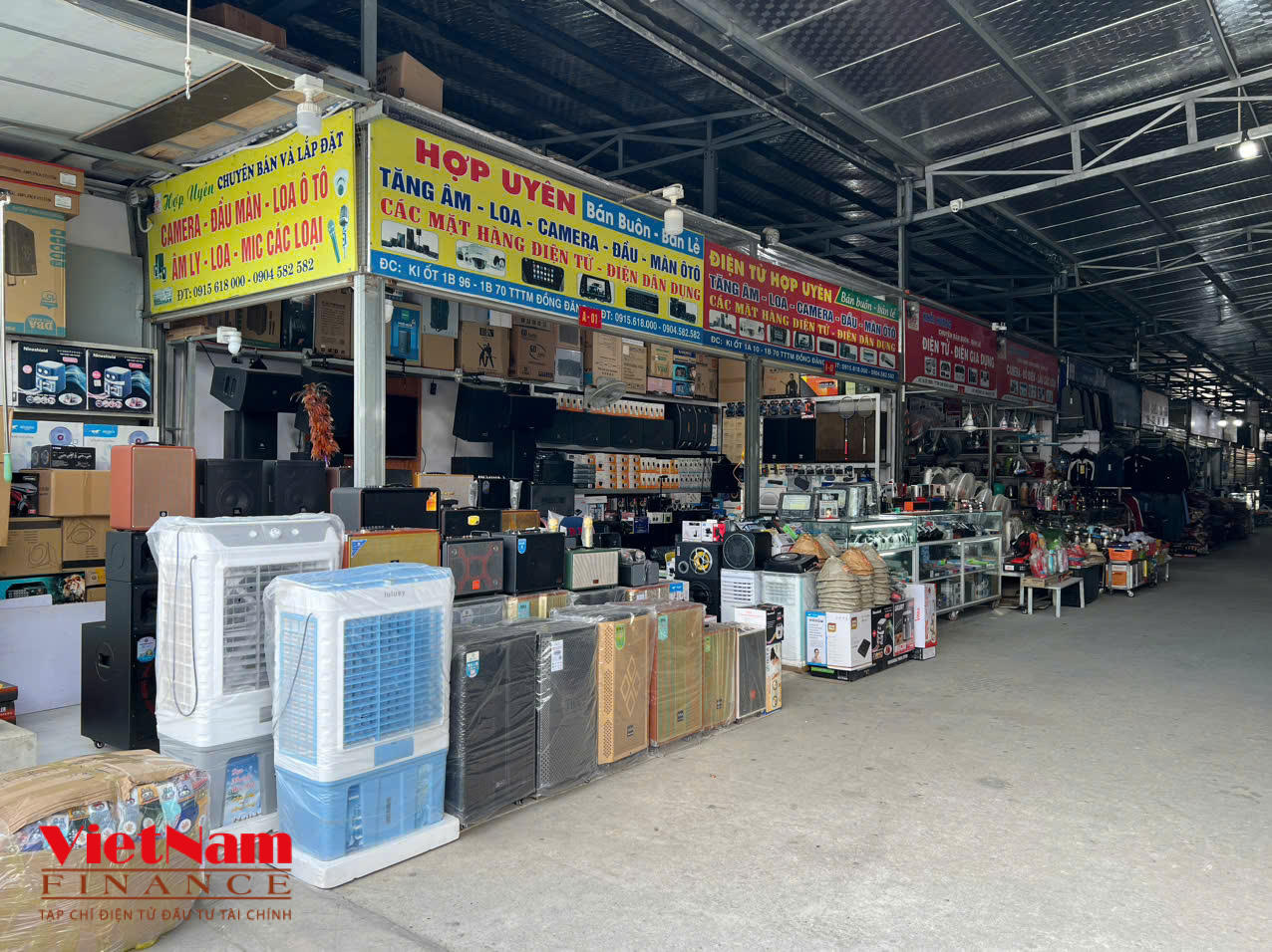 Một số hộ kinh doanh phải chuyển ra khu chợ tạm ngay sát bên cạnh TTTM, chợ Đồng Đăng để tiếp tục kinh doanh, nhưng lượng khách ghé qua cũng rất thưa thớt