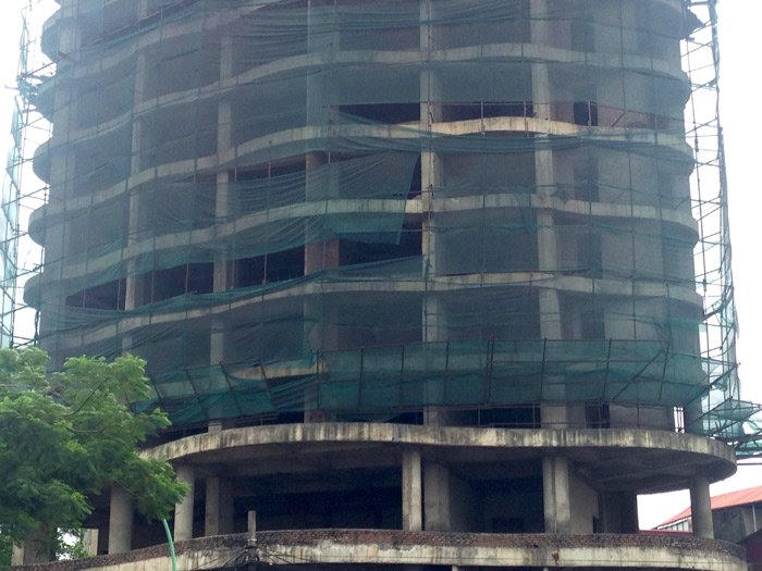 Tòa nhà bỏ hoang hơn thập kỷ trên đất vàng Hồ Tây