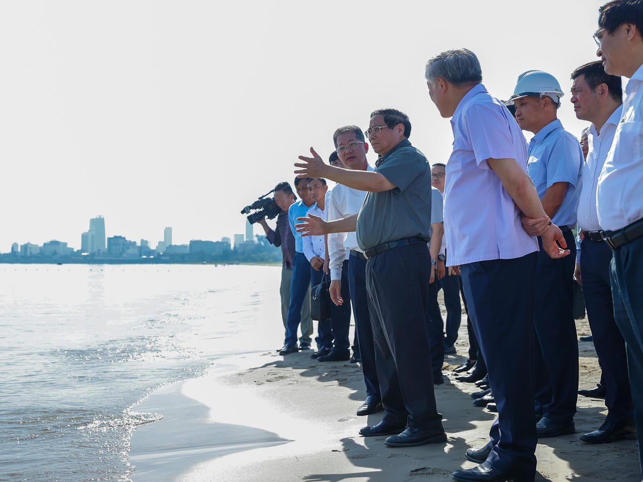 Khảo sát khu vực dự kiến lấn biển xây khu thương mại tự do Đà Nẵng, Thủ tướng Phạm Minh Chính đồng ý về chủ trương cần lấn biển để tạo quỹ đất mới, mở rộng không gian phát triển.