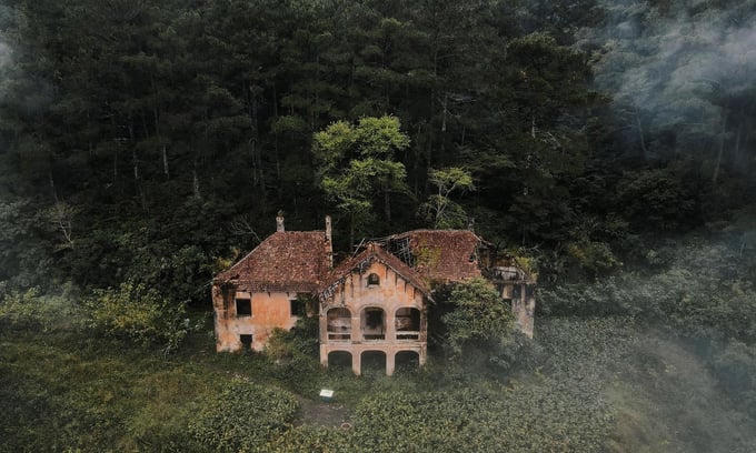 Những bức tường của căn biệt thự đã phai màu, loang lổ theo thời gian