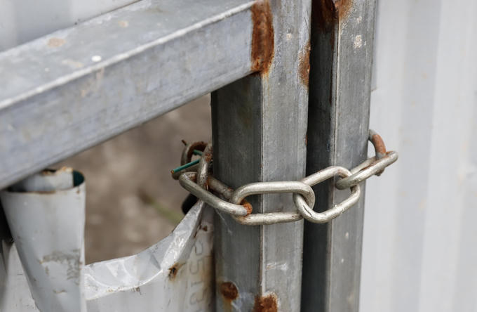 Các lối đi tắt vào khu vực dự án bị khóa chặt.