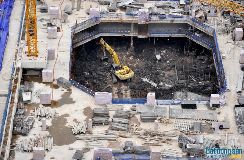 Hà Nội: Gần UBND quận Hoàng Mai, công trình rộng hơn 14.000m2 không phép vẫn xây dựng rầm rộ 