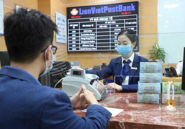 Nhiều lãnh đạo cấp cao LienVietPostBank đăng ký mua mạnh cổ phiếu LPB 