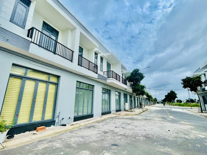 Những cảnh vắng lặng bên trong dự án, nhà thì xây xong nhưng luôn trong tình trạng khóa cửa.