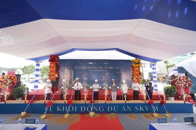 Đại diện BIM Land, nhà thầu và các đơn vị phân phối cùng thực hiện nghi thức khởi động SkyM, chính thức đánh dấu bước khởi đầu dự án bên vịnh di sản.