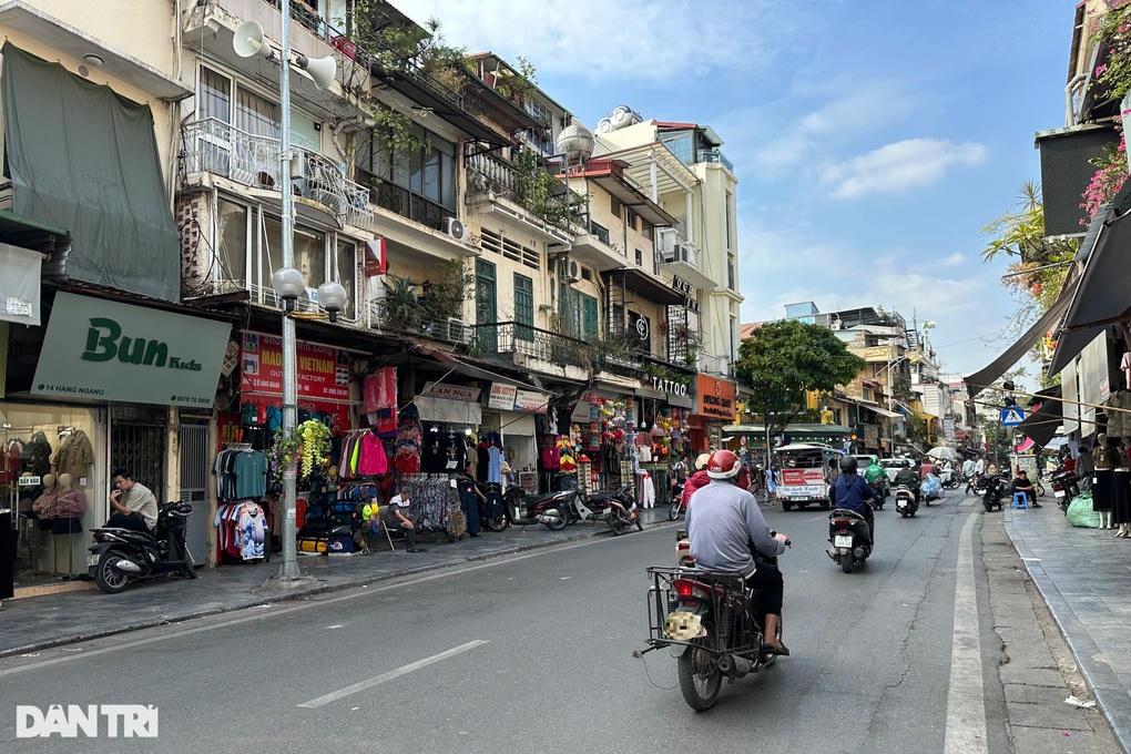 Phường nhỏ nhất Việt Nam có giá rao bán nhà đất lên tới 1,8 tỷ đồng/m2 - 2Một số căn nhà tại phường Hàng Đào được rao bán lên tới hơn 1 tỷ đồng/m2 (Ảnh: Dương Tâm). &nbsp;