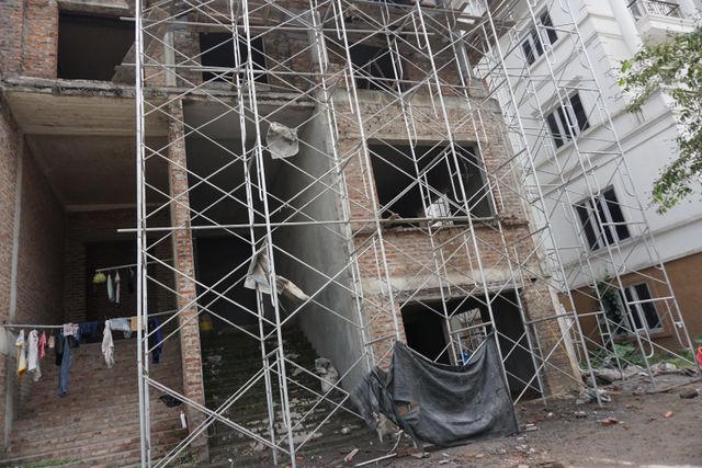 Cận cảnh hàng loạt biệt thự bỏ hoang ở “phố nhà giàu” ngoại ô Hà Nội