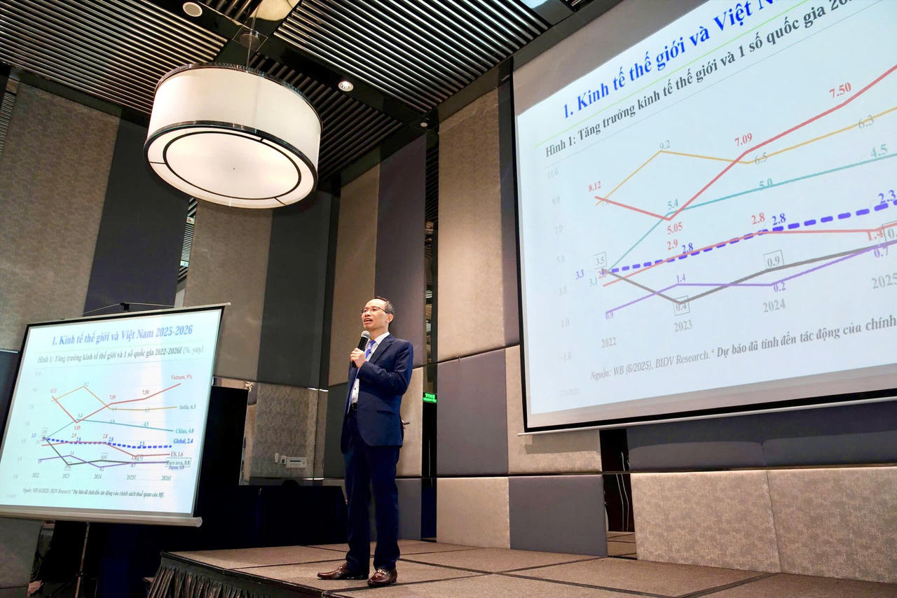 TS. Cấn Văn Lực chia sẻ góc nhìn kinh tế vĩ mô tại Hội thảo (nguồn: Chứng khoán Nhất Việt – VFS)