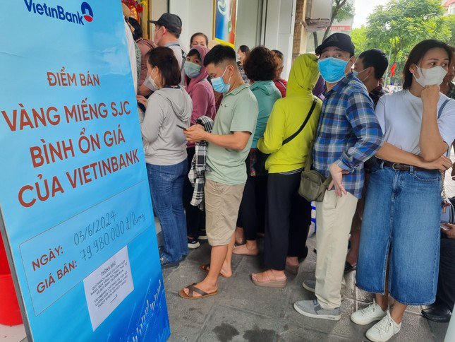 Ngày đầu ngân hàng bán vàng: Hết hàng sau 15 phút, khách mua 'thất vọng'