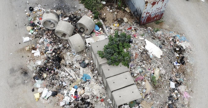 Tuyến đường nghìn tỉ chậm tiến độ, người dân khốn khổ vì ngập ngụa rác thải