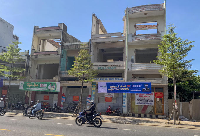 Cận cảnh Nhếch nhác thi hành án ở sân vận động Chi Lăng Đà Nẵng