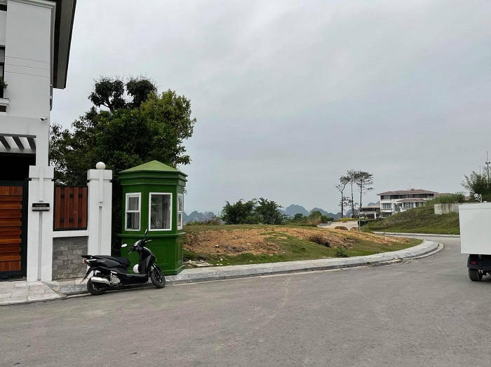 Theo hợp đồng mua bán nhà ở được ký kết giữa chủ đầu tư FLC và các hộ dân thể hiện khu BT6B tồn tại 41 căn biệt thự. &nbsp;