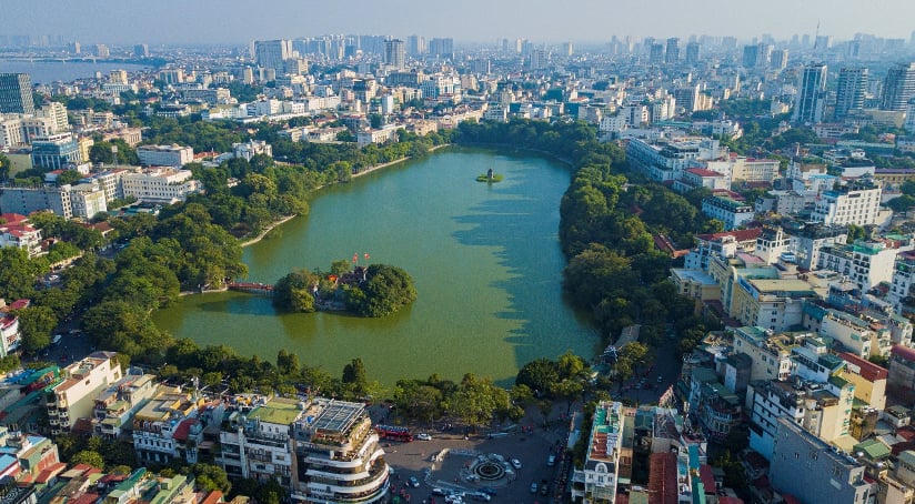 Hồ Hoàn Kiếm còn được gọi là Hồ Gươm, là một hồ nước ngọt tự nhiên nằm ở phường Hoàn Kiếm, trung tâm thành phố Hà Nội. Hồ có diện tích khoảng 12 ha.