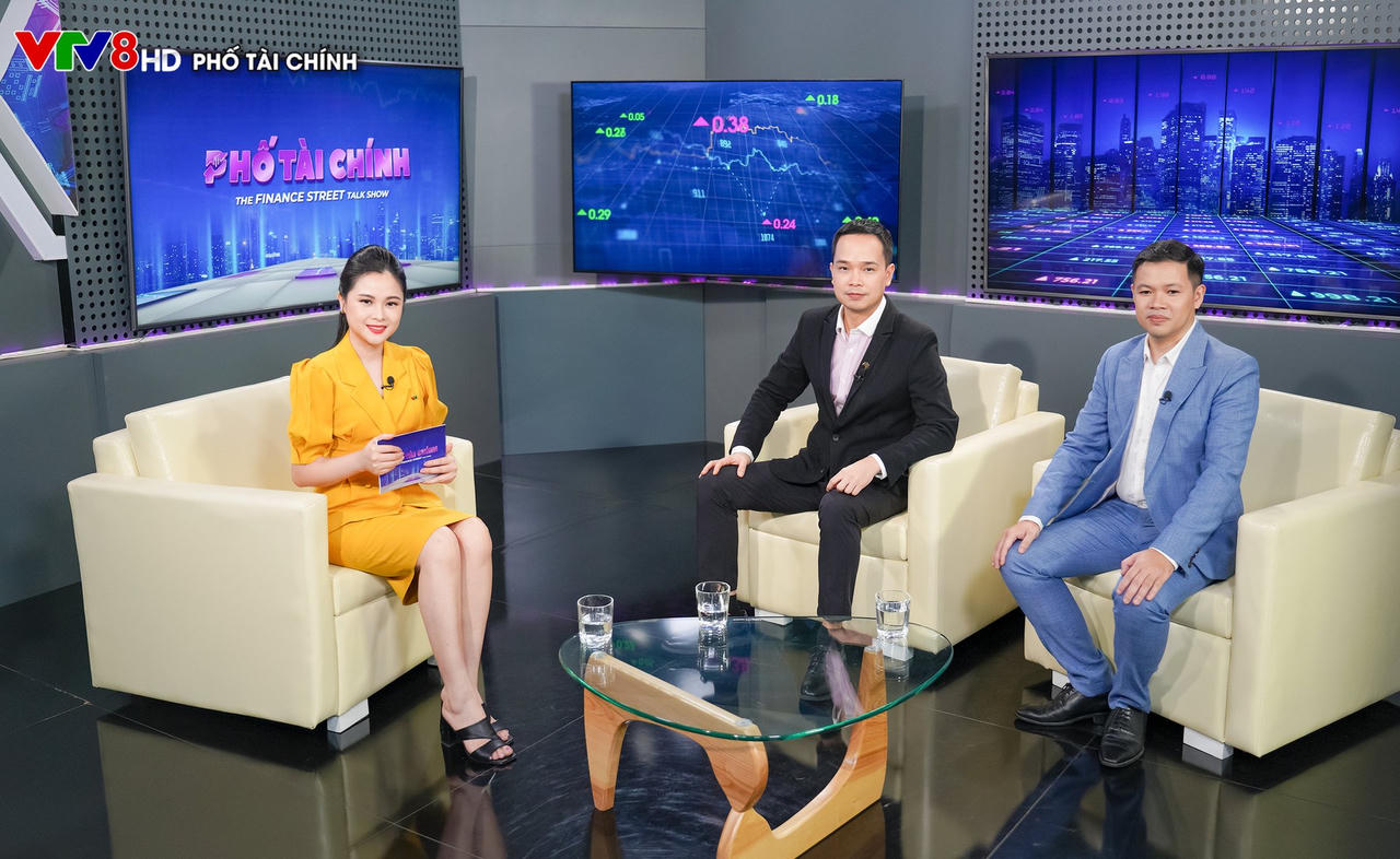 Ông Trần Thăng Long và ông Trần Anh Tuấn tại Talkshow Phố Tài chính