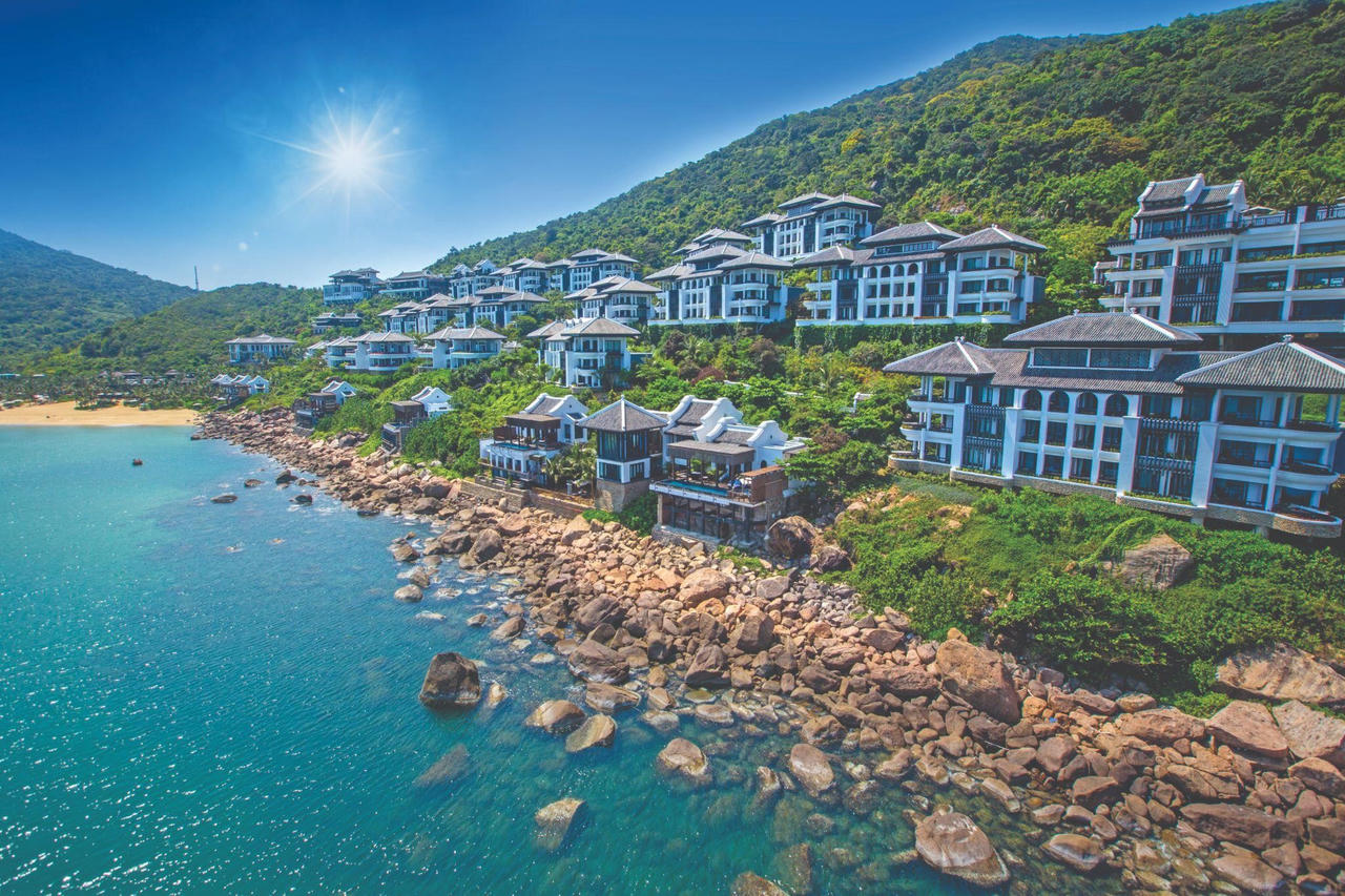 Bạn sẽ được du ngoạn qua các căn phòng của InterContinental Danang Peninsula Resort, dạo bước bên các bể bơi vô cực sang trọng. &nbsp; &nbsp;