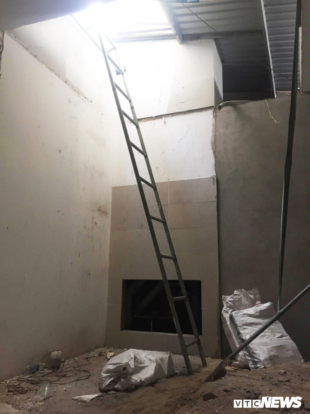 Xây nhà trái phép, Samland bắt dân thoát hiểm bằng 'đường chuột chạy'