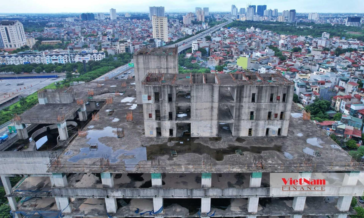 Đáng chú ý, thời điểm xây dựng, chủ đầu tư từng công bố giá căn hộ thấp nhất từ 21 tỷ đồng và cao nhất là 85 tỷ đồng. Đây là mức giá cao nhất Hà Nội thời bấy giờ. Tòa tháp cũng từng tạo nên kỷ lục trong xây dựng bằng việc hoàn thành một tầng nhà chỉ trong vòng 7 ngày.