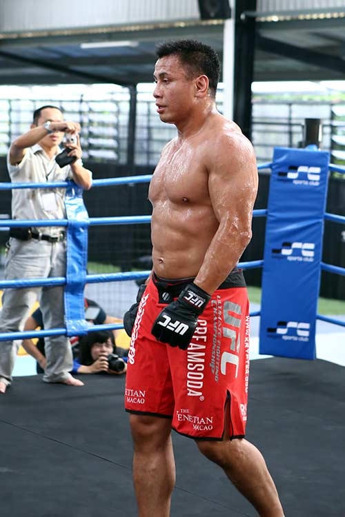 Ngoi sao vo thuat Cung Le ve Viet Nam dong phim