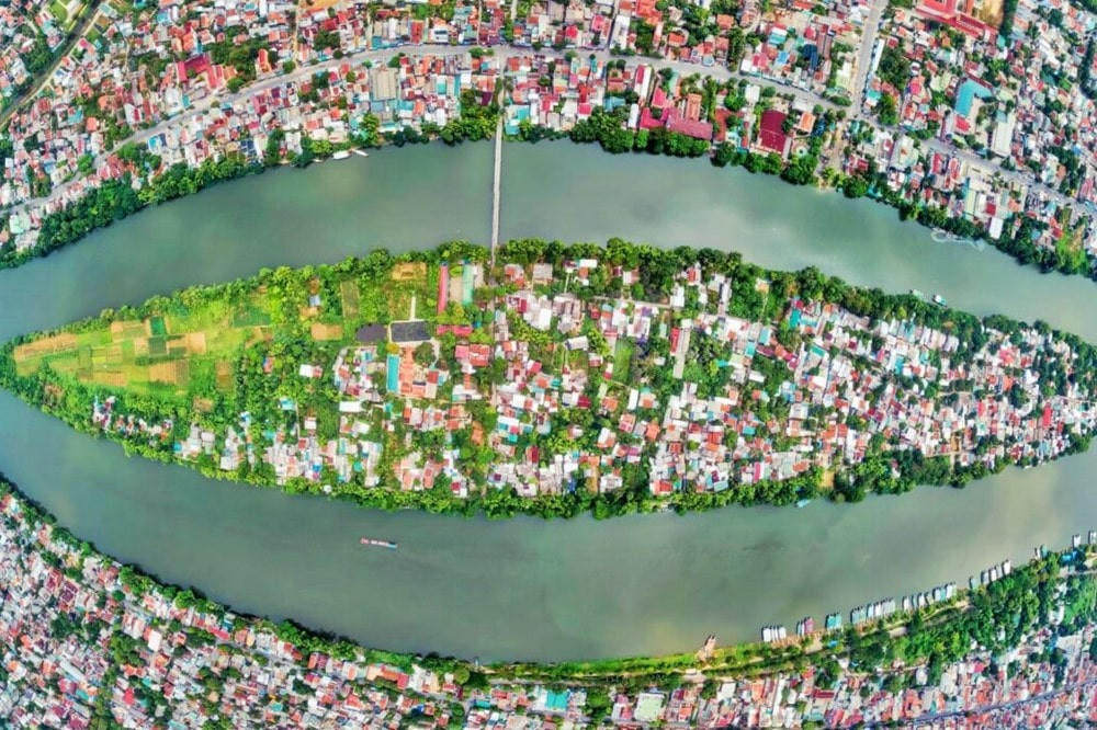 Cồn Hến nằm ở vị trí đắc địa, được bao bọc bởi dòng sông Hương.&nbsp; &nbsp;