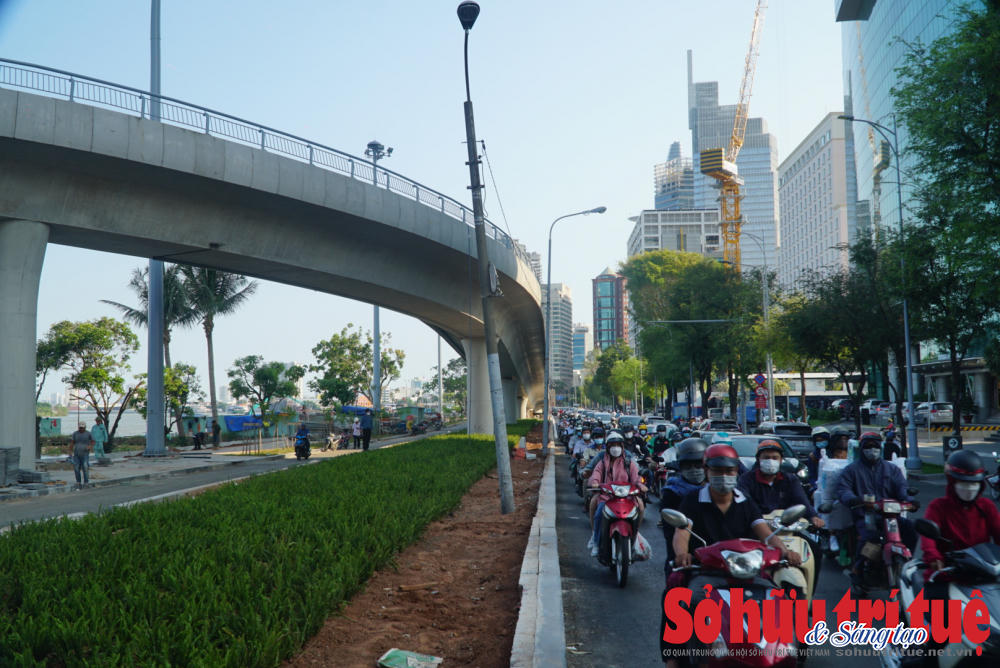 Vào các giờ cao điểm, đường Tôn Đức thường xuyên kẹt xe kéo dài, cầu Thủ Thiêm 2 hoàn công sẽ giúp giảm tải lưu lượng giao thông ở khu vực giao nhau này. &nbsp;