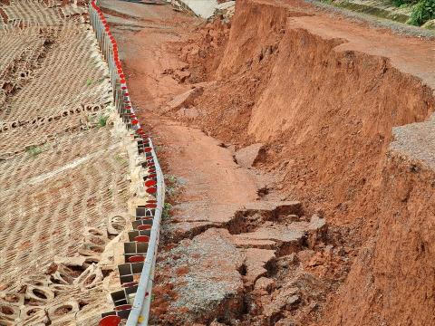 Đường gần 27 tỷ chưa bàn giao đã hỏng: Có mạch nước ngầm