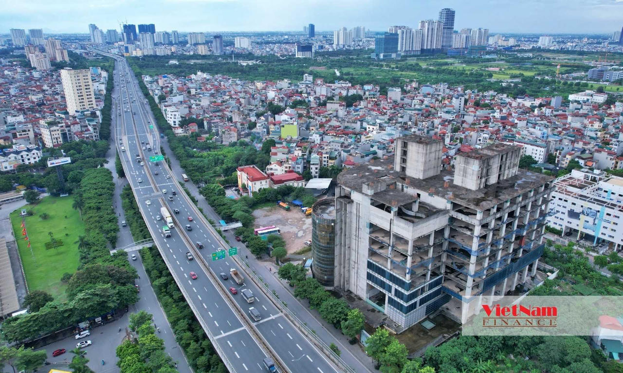 Sau mỗi trận mưa, bên trong lại ngập ngụa vì nước, thành nơi lý tưởng cho ruồi muỗi sinh sống.