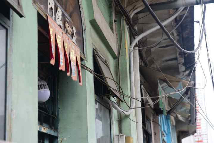 Sống ở chung cư 440 Trần Hưng Đạo: ‘Sập vẫn phải ở chứ tiền đâu mà dời đi’