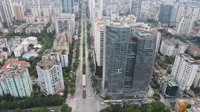 Đường Lê Văn Lương với các toà nhà cao dày đặc. Ảnh internet &nbsp;