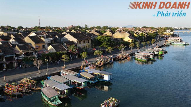 Mức độ mở cửa trở lại nền kinh tế sẽ tương ứng với tình hình kiểm soát dịch bệnh và tỷ lệ tiêm chủng vaccine…Ảnh: Lê Hữu Chính.