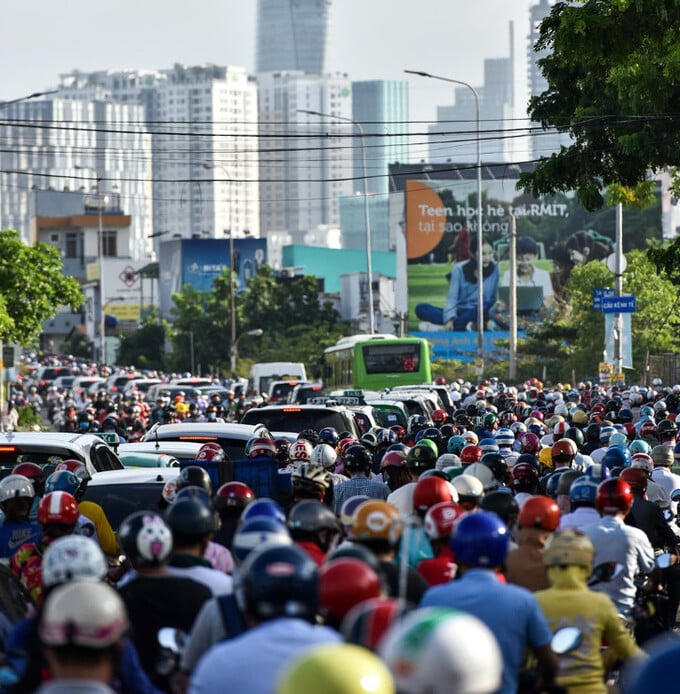 Cận cảnh con đường “gánh” hàng trăm tòa chung cư tại TP.HCM