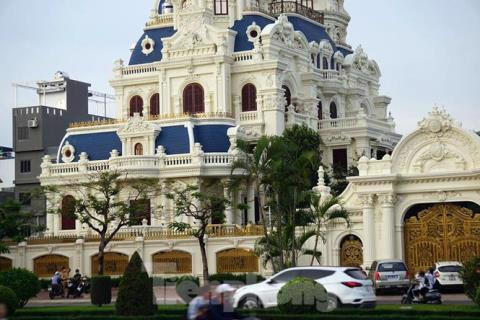 Người dân tại quận Hải An (Hải Phòng) chia sẻ, tòa lâu đài của đại gia Phát "dầu" được xây dựng kéo dài trong nhiều năm &nbsp;