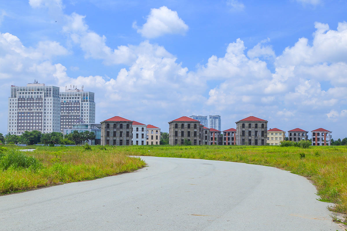 Những biệt thự hạng sang bị bỏ hoang suốt nhiều năm tại Thành phố mới Bình Dương. Ảnh: V.D