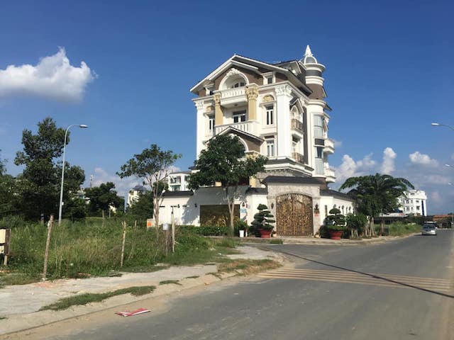 TP.HCM điều chỉnh giá đất để lập phương án bồi thường, hỗ trợ và tái định cư lấy ý kiến người dân có đất thu hồi năm 2021. &nbsp;