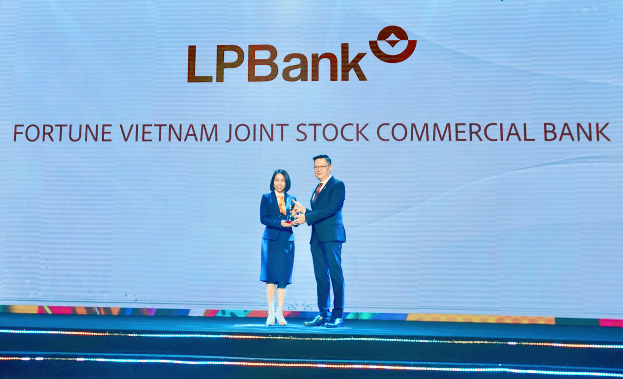 Bà Nguyễn Hồng Nhung, Giám đốc Khối Quản lý Nguồn Nhân lực đại diện LPBank nhận giải thưởng Nơi làm việc tốt nhất châu Á 2024 &nbsp;
