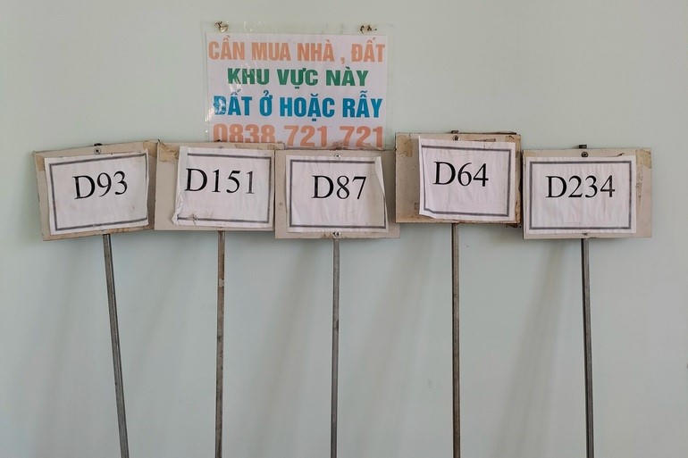 Chính quyền địa phương đã nhổ biển báo để xác minh, làm rõ vụ việc (Ảnh: Uy Nguyễn) &nbsp;