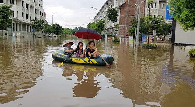 Bi hài Hà Nội: Ngồi thùng xốp, chèo xuồng vào ‘làng’ biệt thự triệu đô