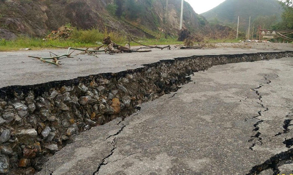 Nghệ An: Đoạn đường gần 70 tỷ đồng vừa xong đã vỡ toác