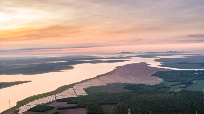Cụm nhà máy điện mặt trời 9.100 tỷ lớn nhất Đông Nam Á của Việt Nam, bén rễ trên đất bán ngập của hồ thủy điện lớn nhất cả nước