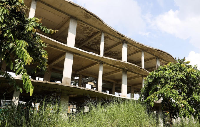 Khu nhà liền kề xây xong phần thô để "trơ khung" nhiều năm, trông nhếch nhác, mất thẩm mỹ.