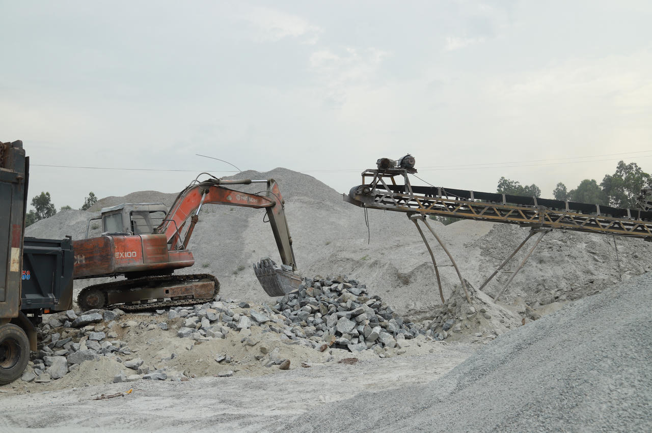 Ngoài việc cung cấp vật liệu đất, Công ty CP Cơ giới và xây dựng 5-3 sẵn sàng phối hợp với các nhà thầu trong việc cung cấp phương tiện vận chuyển vật liệu đến tận chân công trình.