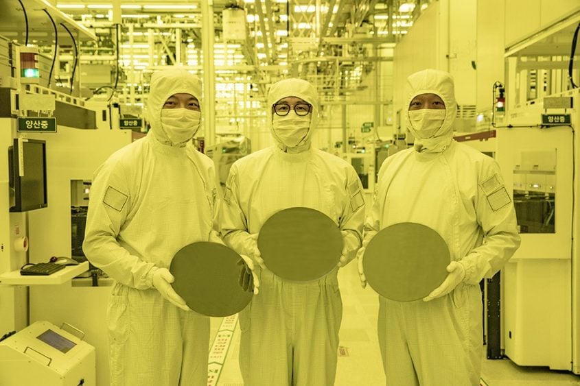 Các nhân viên cấp cao đang cầm các tấm wafer 3nm tại dây chuyền sản xuất của Khuôn viên Samsung Electronics Hwaseong (Ảnh. new.samsung.com)
