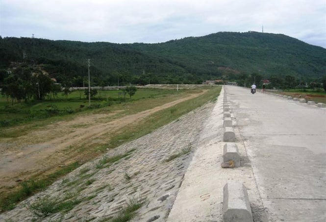 Trước mùa mưa lũ, các vị trí xung yếu có nguy cơ mất an toàn trên tuyến đê được "lên dây cót" bảo vệ nghiêm ngặt (Ảnh: Internet) &nbsp;