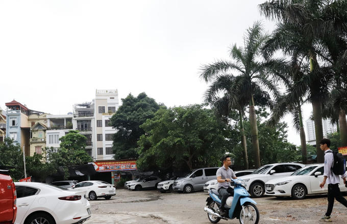 Trong khu vực dự án cũng xuất hiện bãi trông, giữ xe ôtô.