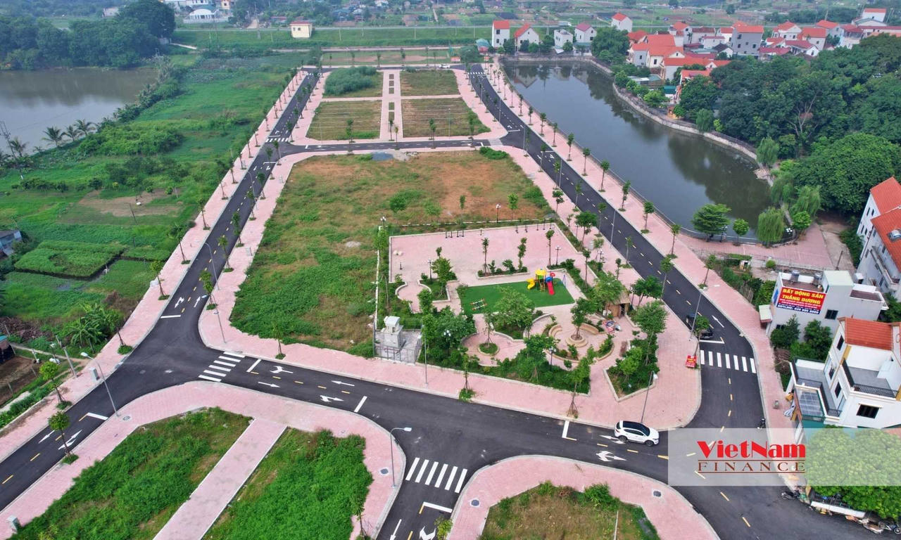 Huyện Hoài Đức lại gây sốc khi 400 người “giành nhau” 19 lô đất và phải mất 18 giờ đồng hồ, trải qua 9 vòng trả giá mới “ngã ngũ”.