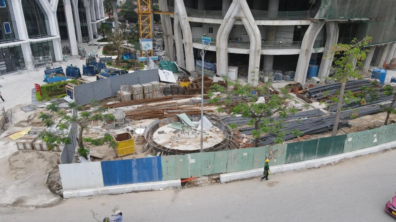 Đài phun nước được xây dựng trái phép, nằm ngoài chỉ giới đất của dự án, lấn chiếm vỉa hè đường Lê Hồng Phong (Ảnh Giang Linh) &nbsp;