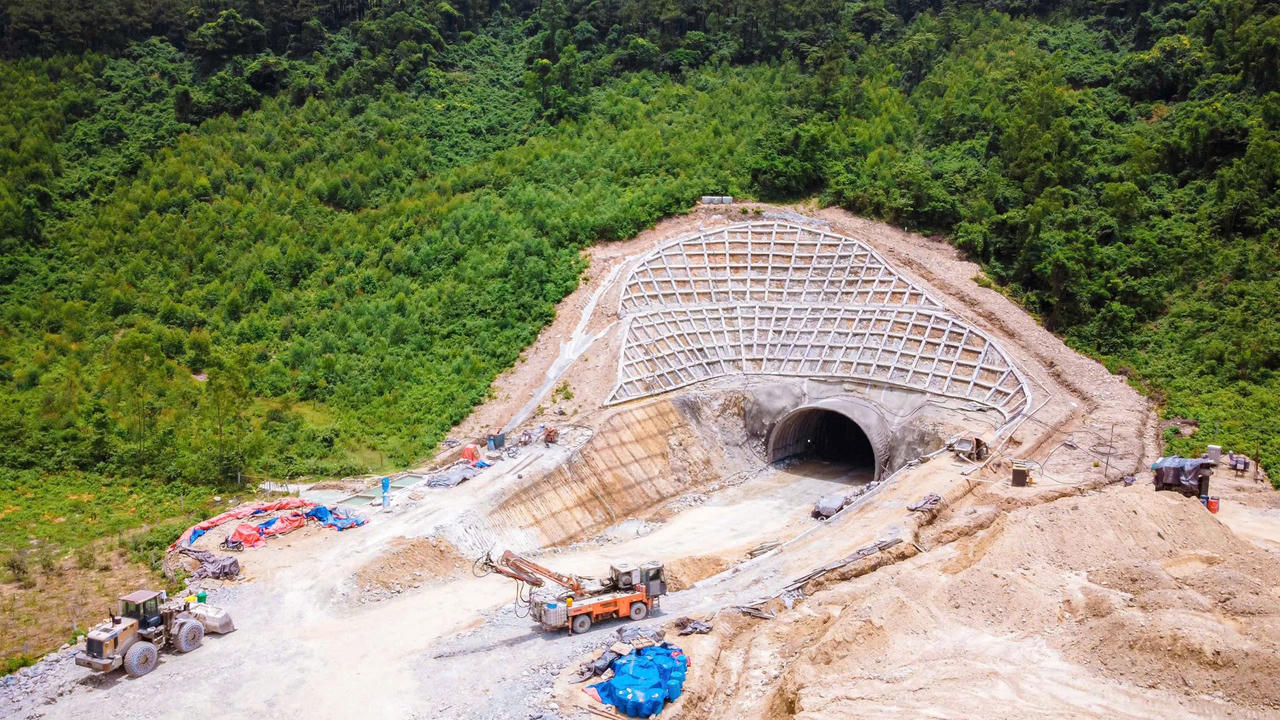 Theo thiết kế, hầm đường bộ Đèo Ngang được xây mới 1 ống hầm về phía Tây hầm hiện tại với chiều dài 650m. Trong đó, phần thân hầm dài 555m, rộng 10,5m với 2 làn xe, thiết kế tốc độ 80km/h.